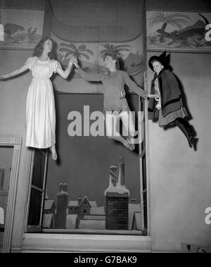 Joan Greenwood „Peter Pan“. Joan Greenwood, der neue Peter Pan, mit Shirley Lorimer (L) als Wendy und Yvonne Prestidge als Lisa (R). Stockfoto