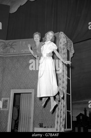 Margaret Lockwood und ihre Tochter Julia, die erste Mutter und Tochter, die Peter Pan und Wendy spielten, Proben am Scala Theatre, London. Stockfoto