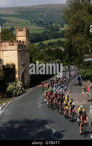 Das Hauptfeld fährt während der dritten Etappe der Tour of Britain 2014 durch die Stadt Crickhowell in Wales. Stockfoto