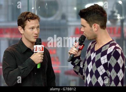 Moderator Dave Berry (rechts) mit dem Schauspieler Nick Moran während seines Gastauftritts in der TRL - Total Request Live - Show von MTV in ihren neuen Studios am Leicester Square im Zentrum von London. Stockfoto