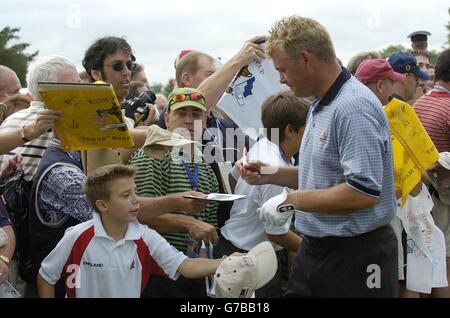 Darren Clarke, Spieler des European Ryder Cup, meldet sich während einer Übungsrunde für den 35. Ryder Cup gegen die USA im Oakland Hills Country Club, Bloomfield Township, Michigan, Autogramme. Stockfoto