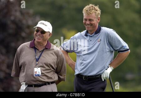 Darren Clarke, Spieler im European Ryder Cup (rechts), mit seinem Golftrainer, American Butch Harmon, während einer Übungsrunde für die 35. Ryder Cup-Spiele gegen die USA im Oakland Hills Country Club, Bloomfield Township, Michigan. Stockfoto