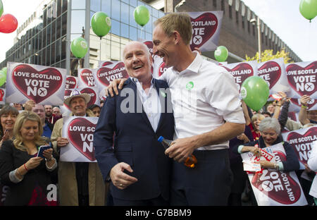 Der ehemalige Innenminister John Reid (links) begleitet den Aktivisten Jim Murphy, den Schattenminister für internationale Entwicklung, während er am letzten Tag seiner 100 Streets in 100 Days Better Together Tour in der Sauchiehall Street, Glasgow, von einer Seifenkaste zur Unterstützung der Union spricht. Stockfoto