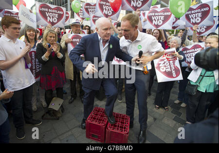 Der ehemalige Innenminister John Reid (links) begleitet den Aktivisten Jim Murphy, den Schattenminister für internationale Entwicklung, während er am letzten Tag seiner 100 Streets in 100 Days Better Together Tour in der Sauchiehall Street, Glasgow, von einer Seifenkaste zur Unterstützung der Union spricht. Stockfoto