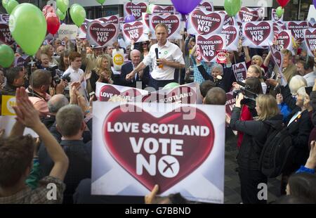 Jim Murphy MP, Schattenminister für internationale Entwicklung, spricht am letzten Tag seiner 100 Streets in 100 Days Better Together Tour in der Sauchiehall Street, Glasgow, von einer Seifenkaste zur Unterstützung der Union. Stockfoto