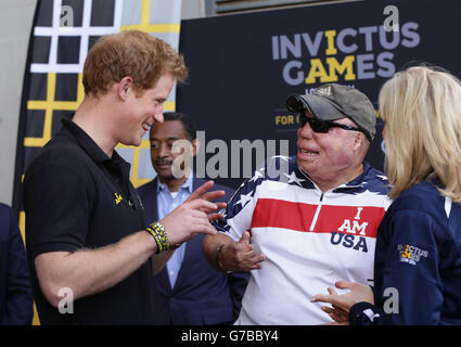 Prinz Harry (links) spricht mit Israel Del Toro Jrn, einem US Air Force Tech. Sgt., der 2005 in Afghanistan im Lee Valley VeloPark im Queen Elizabeth Olympic Park, London, am vierten Tag des Invictus Games Leichtathletik-Wettbewerbs verletzt wurde. Stockfoto