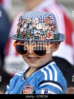 Fußball - Barclays Premier League - Sunderland gegen Tottenham Hotspur - Stadium of Light. Ein junger Sunderland-Fan auf der Tribüne während des Spiels der Barclays Premier League im Stadium of Light, Sunderland. Stockfoto