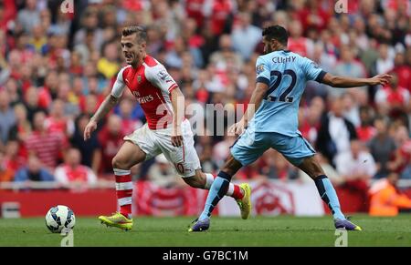 Fußball - Barclays Premier League - Arsenal gegen Manchester City - Emirates Stadium. Jack Wilshere von Arsenal kommt während des Spiels der Barclays Premier League im Emirates Stadium in London an Gael Clichy von Manchester City vorbei. Stockfoto