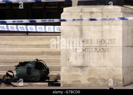 Eine Tasche blieb auf den Stufen des MI5-Hauptquartiers, Thames House, in London, zurück, nachdem ein bewaffneter Mann festgenommen worden war. Detektive bequizzen den Mann, der mit einem Messer und einer Machete in das Gebäude des Sicherheitsdienstes und des nordirischen Büros eintrat. Stockfoto