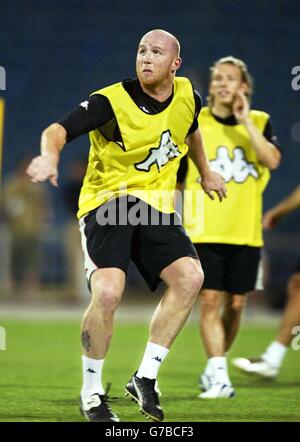 John Hartson aus Wales (links) während eines Trainings im Respublika Stadium in Baku, Aserbaidschan, bevor er im Qualifikationsspiel der Weltmeisterschaft in Aserbaidschan spielte. Stockfoto