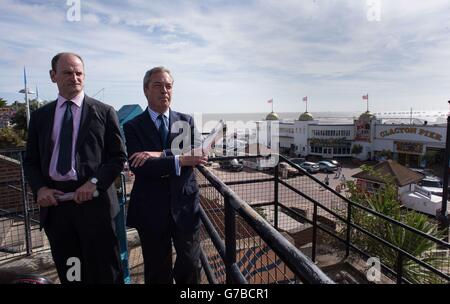 UKIP-Führer Nigel Farage begleitet den ehemaligen Tory-Abgeordneten von Clacton, Douglas Carswell, auf einem Spaziergang in der Küstenstadt von Essex nach seinem Abgang von der Konservativen Partei. Stockfoto