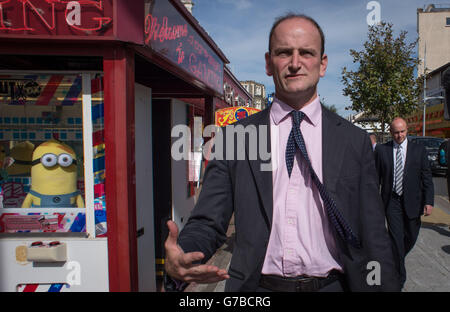 Douglas Carswell, ehemaliger Tory-Abgeordneter für Clacton, bei einem Spaziergang in der Küstenstadt von Essex nach seinem Abgang von der Konservativen Partei zur UKIP. Stockfoto