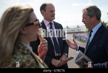 UKIP-Führer Nigel Farage begleitet den ehemaligen Tory-Abgeordneten von Clacton, Douglas Carswell, auf einem Spaziergang in der Küstenstadt von Essex nach seinem Abgang von der Konservativen Partei. Stockfoto