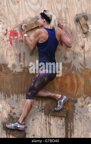 Die Teilnehmer nehmen am Spartan Sprint Event im Pippingford Park in East Sussex Teil. Stockfoto