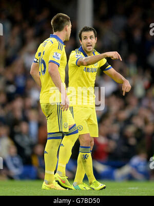 Chelseas Cesc Fabregas im Gespräch mit John Terry (links) während des Spiels der Barclays Premier League im Goodison Park, Liverpool. Stockfoto