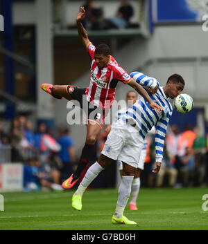 Leroy Fer von Queens Park Rangers und Patrick van Aanholt von Sunderland während des Spiels der Barclays Premier League in der Loftus Road, London. DRÜCKEN Sie VERBANDSFOTO. Bilddatum: Samstag, 30. August 2014. Siehe PA Story FUSSBALL QPR. Bildnachweis sollte lauten: Adam Davy/PA Wire. Stockfoto