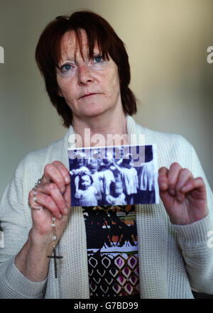 Gesichter auf Foto verpixelt von der PA-Bildschreibtisch-Überlebenden Kate Walmsley in ihrem Haus in Belfast mit einem Foto, das Kinder in einem Wohnhaus in Londonderry mit Kate (vorne links) und Margaret McGuckian, Gründerin von Überlebenden und Opfern von institutionellem Missbrauch (zweite rechts) zeigt. Stockfoto