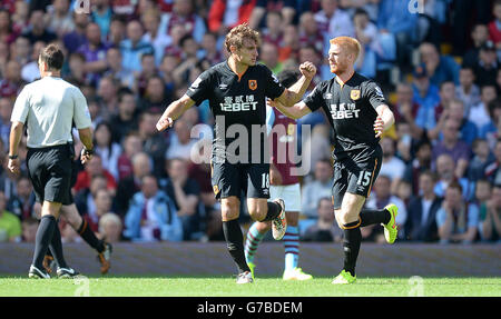 Nikica Jelavic von Hull City (links) feiert den Treffer seines Teams gegen Aston Villa mit Paul McShane während des Spiels der Barclays Premier League in Villa Park, Birmingham. Stockfoto