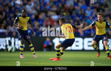 Alexis Sanchez von Arsenal erzielt das erste Tor seines Spielers während des Spiels der Barclays Premier League im King Power Stadium, Leicester. Stockfoto