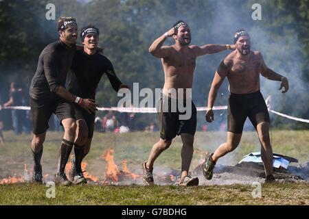 Die Teilnehmer nehmen am Spartan Super Event im Pippingford Park in East Sussex Teil. Stockfoto