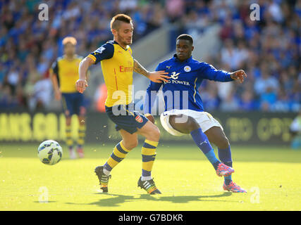 Mathieu Debuchy von Arsenal (links) und Jefferey Schlup von Leicester City (rechts) in Aktion während des Spiels der Barclays Premier League im King Power Stadium, Leicester. Stockfoto