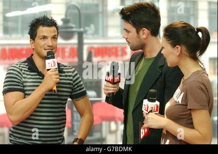 Sänger Peter Andre mit den MTV-Moderatoren Dave Berry (Mitte) und Emma Griffiths während seines Gastauftritts in der TRL - Total Request Live - Show von MTV in den neuen Studios am Leicester Square im Zentrum von London. Stockfoto