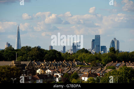 Allgemeine Ansicht von Wohnhäusern im Südosten Londons und Wolkenkratzern im Zentrum Londons, einschließlich The Shard, (links). Stockfoto