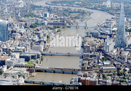 Eine Luftaufnahme von London mit Blick nach Südosten, zeigt (von unten nach oben) die Southwark Bridge, die Cannon Street Rail Bridge, die London Bridge, die Tower Bridge und das Shard Buildin (rechts). Stockfoto