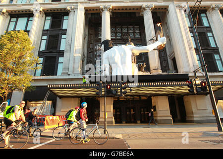 Eine 25 Meter hohe Statue des amerikanischen Modedesigners Rick Owens befindet sich auf dem Baldachin über dem Eingang zu Selfridges in der Oxford Street, London, um den Start der Welt von Rick Owens zu markieren. Stockfoto