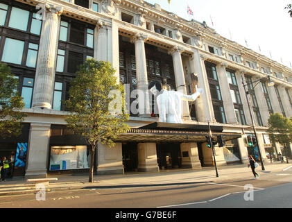 Eine 25 Meter hohe Statue des amerikanischen Modedesigners Rick Owens befindet sich auf dem Baldachin über dem Eingang zu Selfridges in der Oxford Street, London, um den Start der Welt von Rick Owens zu markieren. Stockfoto