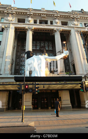 Eine 25 Meter hohe Statue des amerikanischen Modedesigners Rick Owens befindet sich auf dem Baldachin über dem Eingang zu Selfridges in der Oxford Street, London, um den Start der Welt von Rick Owens zu markieren. Stockfoto