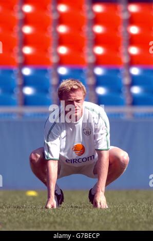 Der irische Mittelfeldspieler Damien Duff erfrischt sich beim Training mit der irischen Mannschaft im St Jakob Park Stadium in Basel, Schweiz, wo Irland morgen Abend in einer WM-Qualifikation gegen die Schweiz aufgeht. Stockfoto