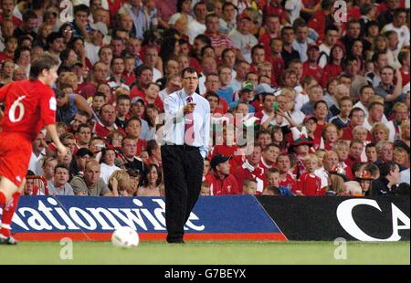 Nordirland-Manager Lawrie Sanchez ermutigt seine Seite während der WM-Qualifikation gegen Wales in Cardiff. Endergebnis Wales 2-2 Nordirland. Stockfoto