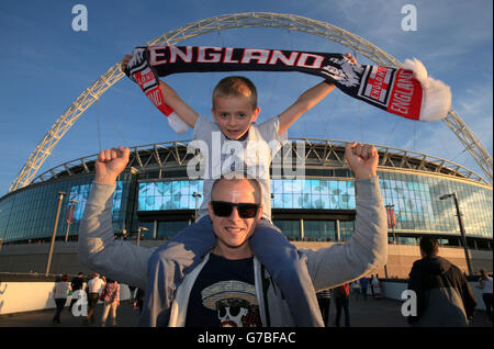 Die England-Fans Pavel und Patrick posieren für ein Foto auf dem Wembley Way vor dem International Friendly im Wembley Stadium, London. DRÜCKEN SIE VERBANDSFOTO. Bilddatum: Mittwoch, 3. September 2014. Siehe PA Story SOCCER England. Das Foto sollte lauten: Nick Potts/PA Wire. EINSCHRÄNKUNGEN: Nutzung unterliegt FA-Einschränkungen. Kommerzielle Nutzung nur mit vorheriger schriftlicher Zustimmung des FA. Keine Bearbeitung außer Zuschneiden. Rufen Sie +44 (0)1158 447447 an, oder besuchen Sie www.paphotos.com/info/, um alle Einschränkungen und weitere Informationen zu erhalten. Stockfoto