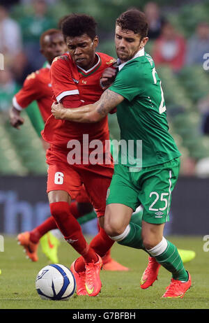 Robbie Brady (rechts) von der Republik Irland im Einsatz mit Raed Ibrahim Saleh von Oman während des Internationalen Freundschaftskampfes im Aviva Stadium, Dublin, Irland. Stockfoto