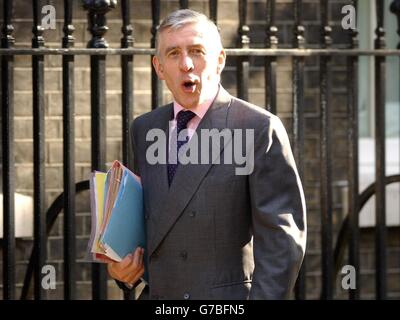 Außenminister Jack Straw kommt zu einer Kabinettssitzung in Londons Downing Street 10 an. Herr Straw wird ein Weißbuch über den umstrittenen Vertrag vorlegen, das ihm für Großbritannien und Europa gut tut. Stockfoto