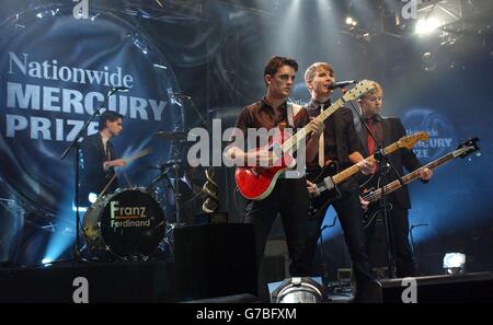 Landesweiter Mercury Music Prize 2004. Franz Ferdinand ist während des Mercury Music Prize im Grosvenor House in der Londoner Park Lane zu erleben. Stockfoto