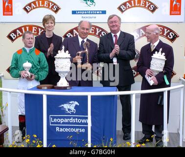 (Von links nach rechts) Jockey Mick Kinane, eine nicht identifizierte Frau, seine Hoheit Aga Khan (der Besitzer von Azamour), der Minister für Sport und Tourismus John O'Donoghue, der die Trophäe überreichte, und der Trainer John Oxx, nachdem Azamour die Baileys Irish Champion Stakes in Leopardstown, Dublin, Irland, gewonnen hatte. Stockfoto