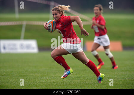 Elli Norkett von Wales A fährt gegen England Midland, um bei den Sainsbury's School Games 2014, Armitage Site, Manchester, einen Versuch in den Rugby Sevens zu machen. Stockfoto