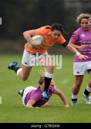 Ruth Dow von England South West hat bei den Sainsbury's School Games 2014, Armitage Site, Manchester einen Versuch gegen England North in den Rugby Sevens gemacht. Stockfoto