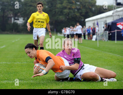 Ruth Dow von England South West hat bei den Sainsbury's School Games 2014, Armitage Site, Manchester einen Versuch gegen England North in den Rugby Sevens gemacht. Stockfoto