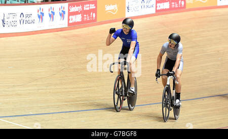 Frank Longstaff (links) feiert den Sieg im Finale der Jungen Keirin mit Alex Jolliffe (rechts), der während der Schulspiele von Sainsbury 2014 im National Cycling Center in Manchester den 2. Platz belegte. Stockfoto