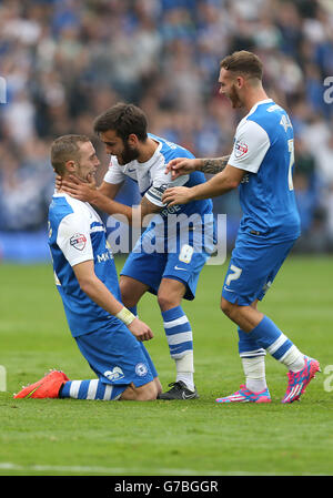 Marcus Maddison von Peterborough United (links) feiert das Eröffnungstreffer mit Jack Payne (Mitte) und Jon Taylor (rechts) während des Sky Bet League One Spiels in London Road, Peterborough. Stockfoto