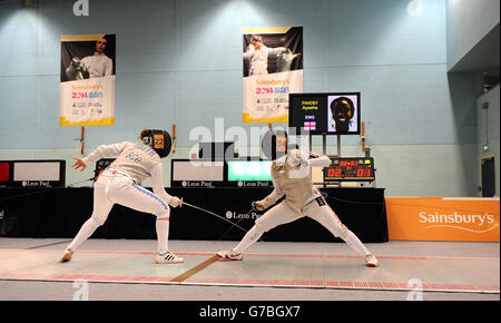 Action vom Women's Feching Foil Finale zwischen der schottischen Katie Smith und der englischen Ayesha Fihosy bei den Sainsbury's School Games 2014, Wright Robinson College, Manchester. Stockfoto