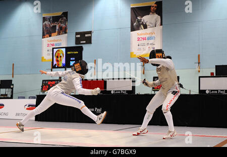 Action vom Women's Feching Foil Finale zwischen der schottischen Katie Smith und der englischen Ayesha Fihosy bei den Sainsbury's School Games 2014, Wright Robinson College, Manchester. Stockfoto