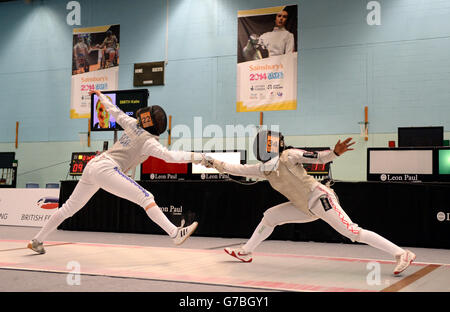 Action vom Women's Feching Foil Finale zwischen der schottischen Katie Smith und der englischen Ayesha Fihosy bei den Sainsbury's School Games 2014, Wright Robinson College, Manchester. Stockfoto