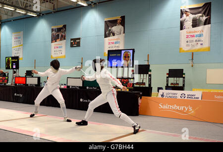 Action vom Women's Feching Epee Finale zwischen der englischen Jess Gundry und Lydia Stanier bei den Sainsbury's School Games 2014, Wright Robinson College, Manchester. Stockfoto