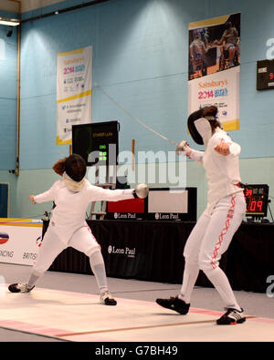 Action vom Women's Feching Epee Finale zwischen der englischen Jess Gundry und Lydia Stanier bei den Sainsbury's School Games 2014, Wright Robinson College, Manchester. Stockfoto