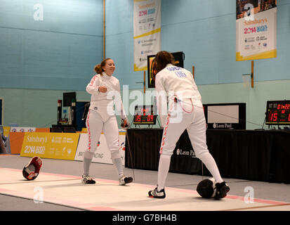 Action vom Women's Feching Epee Finale zwischen der englischen Jess Gundry und Lydia Stanier bei den Sainsbury's School Games 2014, Wright Robinson College, Manchester. Stockfoto