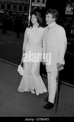 David Hemmings, der Star des Films, Walking with a Stick, kommt mit seiner Frau, der Schauspielerin Gayle Hunnicutt, zur königlichen Gala-Premiere von Alfred dem Großen im Empire, Leicester Square, London. Stockfoto